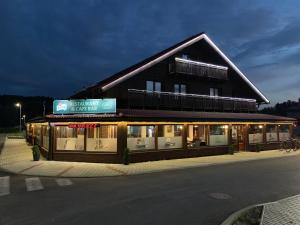 ein Gebäude mit einem Schild an der Seite in der Unterkunft Vila 27 in Bešeňová