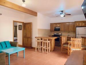 Una cocina o kitchenette en Mr. Tucan Hotel