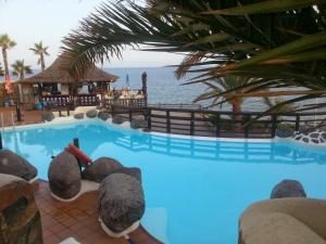Playa del AguilaにあるExclusive Apartmentの海の景色を望むスイミングプール