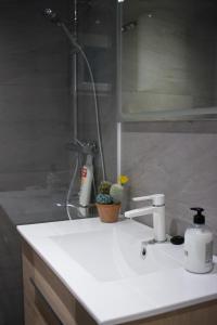 贝尼多姆APARTAMENTO EN EL CENTRO A UN MINUTO DE LA PLAYA的带淋浴和盥洗盆的浴室台面 更多9张照片