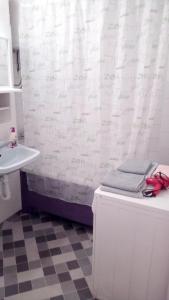 La salle de bains est pourvue de toilettes, d'un lavabo et d'une baignoire. dans l'établissement Apartment Alipašino, à Sarajevo