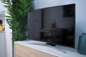 贝尼多姆APARTAMENTO EN EL CENTRO A UN MINUTO DE LA PLAYA的橱柜顶部的平面电视