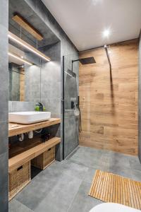 ein Bad mit einer Badewanne, einem Waschbecken und einer Dusche in der Unterkunft Gold Apartments Your Holiday Home RODZINNY 27 in Krynica-Zdrój