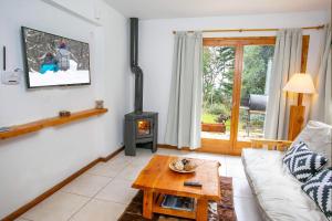 TV a/nebo společenská místnost v ubytování Cabañas Villa Sequoia