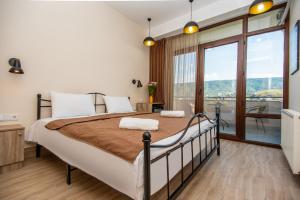 Tempat tidur dalam kamar di Tonusi Luxe Hotel in the Historic City Center