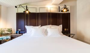 A bed or beds in a room at Hotel Cort