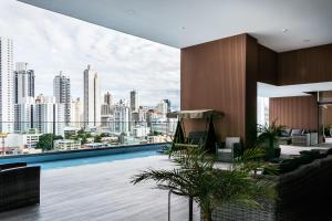 einen Blick auf die Stadt von einem Gebäude mit Pool in der Unterkunft All Mode City View Apartment - PH Quartier Del Mar in Panama-Stadt