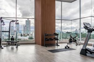 einen Fitnessraum mit Stadtblick in der Unterkunft All Mode City View Apartment - PH Quartier Del Mar in Panama-Stadt