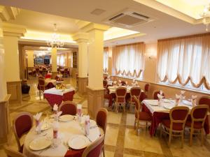 a restaurant with tables and chairs in a room at Hotel Boracay in Alba Adriatica