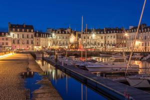 a group of boats docked in a marina at night at TY LAUMANN sur le PORT petite maison avec jardin - Parking gratuit in Vannes