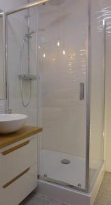 een badkamer met een douche en een wastafel bij Apartament Blue Paradise in Kołobrzeg