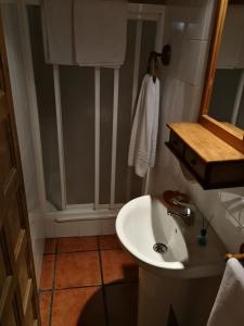A bathroom at Alojamientos Rurales El Fontano