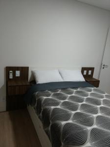 Giường trong phòng chung tại Apartamento 105 da Borges