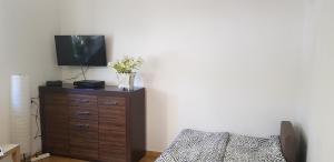 um quarto com uma televisão em cima de uma cómoda em Apartament Aga1 em Oświecim