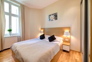 - une chambre avec un lit et 2 oreillers dans l'établissement DR Apartments - Frank, à Sopot