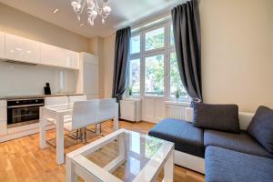 - un salon avec un canapé et une table dans l'établissement DR Apartments - Frank, à Sopot