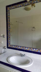 y baño con lavabo y espejo. en Finca O Fontao en Ourense