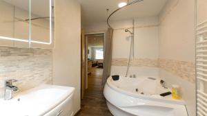 Koupelna v ubytování Apartment Olympia Mischabel + 7 fotografií
