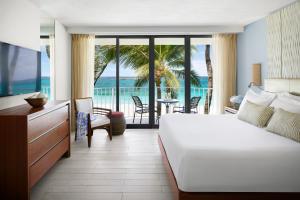 een slaapkamer met een bed en uitzicht op de oceaan bij The Coral at Atlantis in Nassau