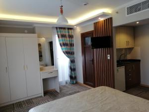 TV a/nebo společenská místnost v ubytování Alya Suite Hotel
