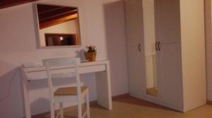 a room with a desk and a chair and a mirror at B&B Villa Di Bartolomeo in Capaccio-Paestum