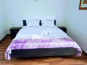 Postel nebo postele na pokoji v ubytování PROKLETIJE HOTELL Same