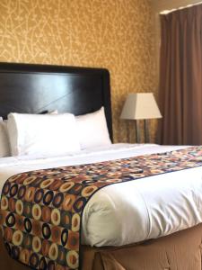 Postel nebo postele na pokoji v ubytování Elmhurst Hotel