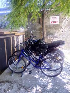 Dos bicicletas están estacionadas junto a una valla. en KIKE red, en Kaštela