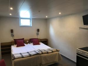 a bedroom with two beds and a tv on the wall at Byxelkrok, Solis in Byxelkrok