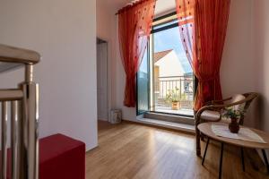 een kamer met een tafel en een groot raam bij Marica Guesthouse in Vela Luka