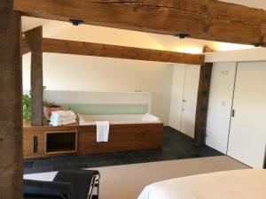 um quarto com uma cama e uma banheira em Royal William Yard Apartment em Plymouth