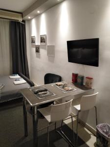Zimmer mit einem Tisch, Stühlen und einem Bett in der Unterkunft Mini Central Studio in Thessaloniki