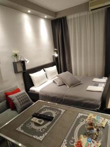 ein Hotelzimmer mit 2 Betten und einem Sofa in der Unterkunft Mini Central Studio in Thessaloniki