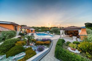 um quintal com uma piscina e um jardim em Villa GioAn - max 18, Private Playground and Sea View em Materada