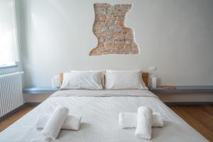 ein Schlafzimmer mit einem weißen Bett mit weißen Kissen in der Unterkunft Chill in Tuscany in Lucca