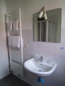 ein Bad mit einem Waschbecken und einem Spiegel in der Unterkunft Altstadt Ferienwohnung Stralsund mit Parkplatz in Stralsund