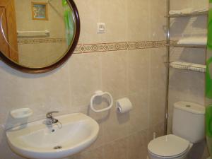 A bathroom at Apartamentos Saila