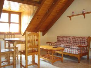 A seating area at Apartamentos Saila