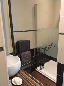 een badkamer met een wastafel en een douche bij Cosy One-Bedroom Apartment -StayInAntibes- Le Cosy in Antibes +12 foto's