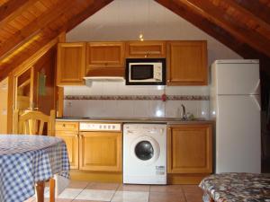 A kitchen or kitchenette at Apartamentos Saila