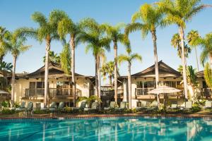 un complejo con palmeras y piscina en Humphreys Half Moon Inn en San Diego