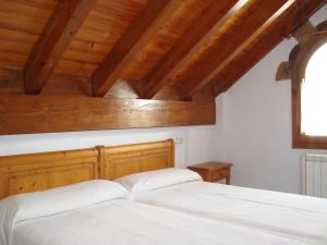 A bed or beds in a room at Apartamentos Saila