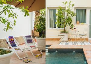 - deux photos d'un patio avec une chaise et une piscine dans l'établissement Santa Paula Pool & Luxury, à Séville