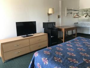 Televizors / izklaižu centrs naktsmītnē Economy Inn Barstow