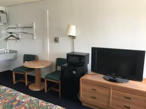 TV a/nebo společenská místnost v ubytování Economy Inn Barstow