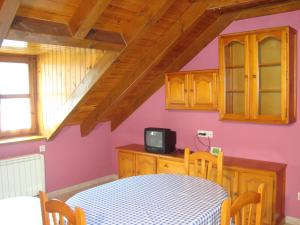 A kitchen or kitchenette at Apartamentos Saila