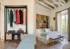 塞維利亞的住宿－Santa Paula Pool & Luxury，一间卧室配有一张床和镜子