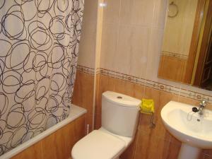 A bathroom at Apartamentos Saila