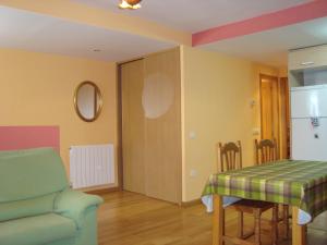 A seating area at Apartamentos Saila