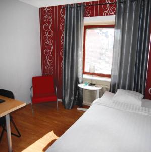 Postel nebo postele na pokoji v ubytování Avesta Stadshotell